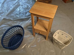 lot 186 image: Small End Table & (2) Baskets
