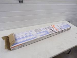 lot 150 image: 8 - T12 Fluorescent Light Bulbs