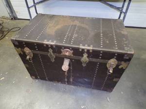 lot 154 image: Vintage Steamers Trunk with Key and Inserts