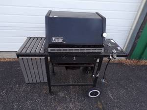 lot 29 image: Weber Gas Grill