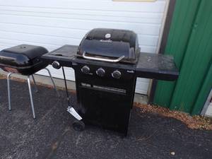 lot 30 image: Charcoal and Gas Grill
