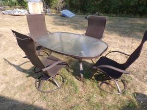 lot 33 image: Patio Table and 4 Chairs