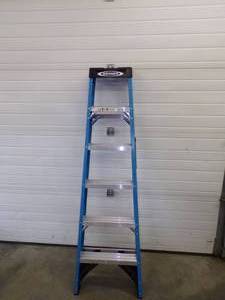 lot 55 image: Fiberglass Step Ladder 6