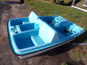 lot 50 image: Paddle Boat
