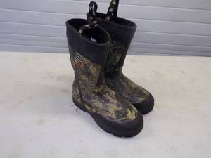 lot 72 image: Size 13 Neoprene Boots