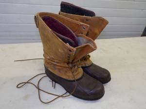 lot 73 image: Size 12 Winter Boots
