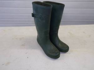 lot 74 image: Size 9 Rain Boots