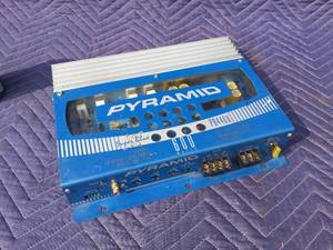 lot 30 image: Pyramid Super Blue PB446X 600 watt Amplifier