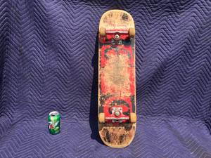 lot 49 image: Vintage 31 Skateboard - Royal Trucks