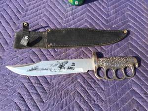 lot 83 image: Eagle Handle Tactical Knife W Sheath