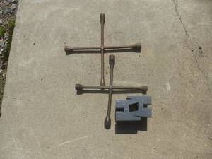 lot 32 image: Tire T Bars x 2