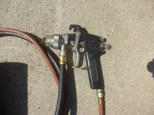 lot 34 image: Spray Paint Set