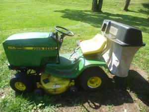 lot 8 image: John Deere 165 Lawn Tractor
