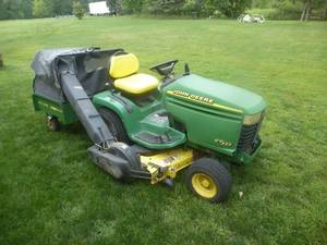 lot 7 image: John Deere GT 235 Lawn Tractor