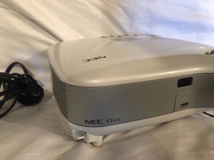 lot 80 image: NEC VT676 Projector