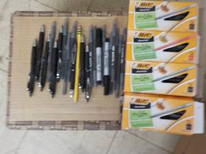 lot 48 image: Pens...