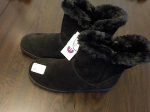 lot 64 image: Size 11 Womens Boots...