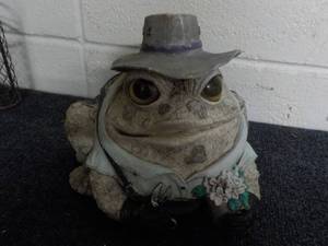lot 233 image: Resin Frog Dcor...