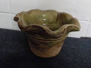lot 235 image: Pottery Planter 6 x 9...