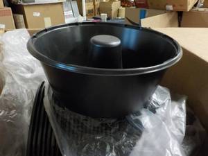 lot 267 image: Partial Case Bundt Plastic Pans...