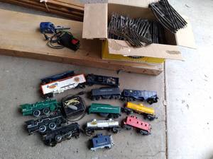 lot 56 image: Vintage Model Trains Sunoco, Southern Streak, Gold Metal, Transformer, and More