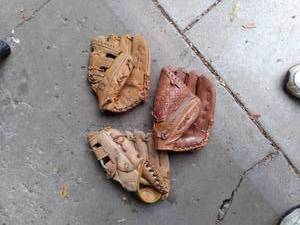 lot 89 image: Set of (3) Baseball Mitts