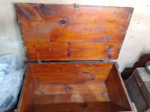lot 92 image: Lovely Vintage Wooden Trunk 