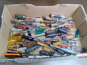 lot 107 image: Its a Box of Screwdrivers