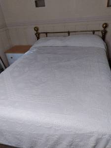 lot 2 image: Beautiful Vintage Full Size Complete Bed in Bronze Finish 