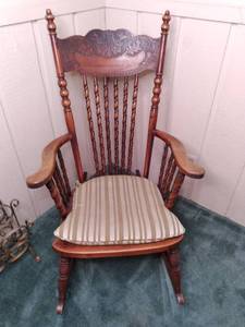 lot 4 image: Beautiful Vintage Rocking Chair 