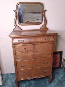 lot 5 image: Gorgeous Vintage 5-Drawer Dresser on Wheels