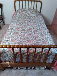 lot 8 image: Complete Vintage Twin Bed with Wood Frame 