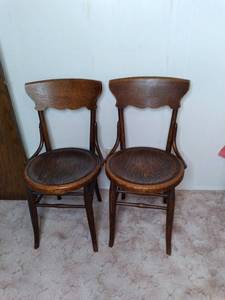 lot 9 image: Set of (2) Sturdy Vintage Wood Side Chairs