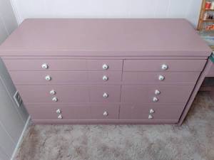 lot 10 image: Stunning 8-Drawer Mauve Mahogany Dresser 