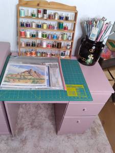 lot 11 image: Adorable 4-Drawer Mahogany Desk in Mauve
