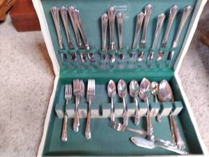 lot 15 image: Vintage Homes & Edwards Inlaid Silverplate Silverware and Case 