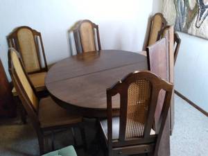 lot 25 image: Elegant Vintage Dining Room Table Set with 6 Chairs and 3 Leaves 