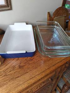 lot 33 image: Set of (2) Pyrex Glass Ovenware and (1) Ceramic Baking Dish