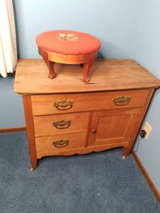 lot 35 image: Beautiful Vintage Wool Dresser with Footstool 