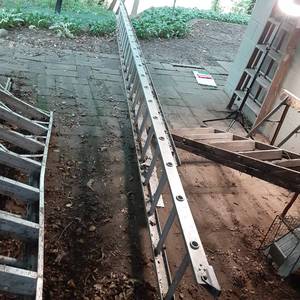 lot 167 image: Aluminum 24-Foot Extension Ladder with Supports