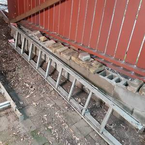 lot 170 image: Aluminum 10-Foot Extension Ladder with Feet (22)