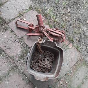 lot 178 image: Durbin Durgo Inc. Very Heavy Duty Cast Iron Ratcheting Style Chain Hoist 
