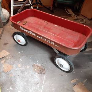 lot 194 image: Vintage Hiawatha Arrow Metal Red Wagon with Hard Rubber Wheels 
