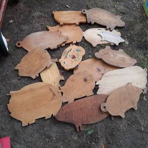 lot 202 image: Set of (10) Wooden Pig-Shaped Cutting Boards 