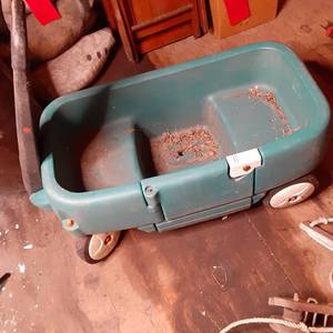 lot 215 image: Heavy Duty Step 2 Green and Black Plastic Wagon