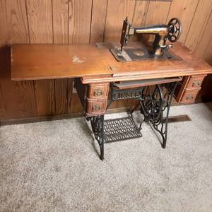 lot 236 image: Stunning Antique Singer Sewing Machine with Cabinet and Storage 