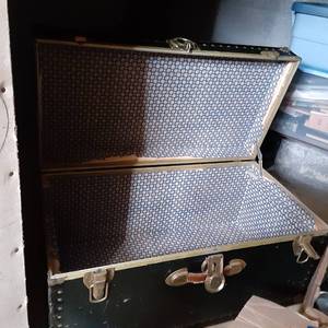 lot 315 image: Beautiful Vintage Storage trunk with Brass-Toned Hardware
