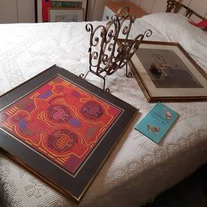 lot 325 image: Beautiful Gold-Toned Framed Art and More Home Decor 