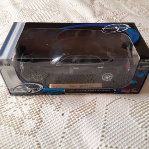 lot 336 image: Maisto Special Edition 118 Scale Die Cast Chrysler 300 Hemi 