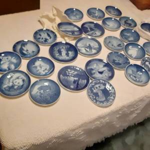 lot 342 image: Gorgeous Copenhagen Porcelain Blue-Tone Plates from Denmark 